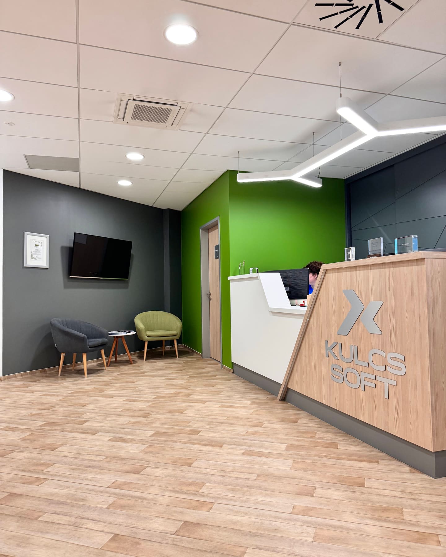 Kulcs-Soft Zrt. recepció festése
